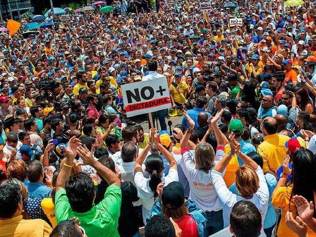 Anhnger der Opposition demonstrieren ..., gegen die Regierung Nicolas Maduros.  | Foto: dpa