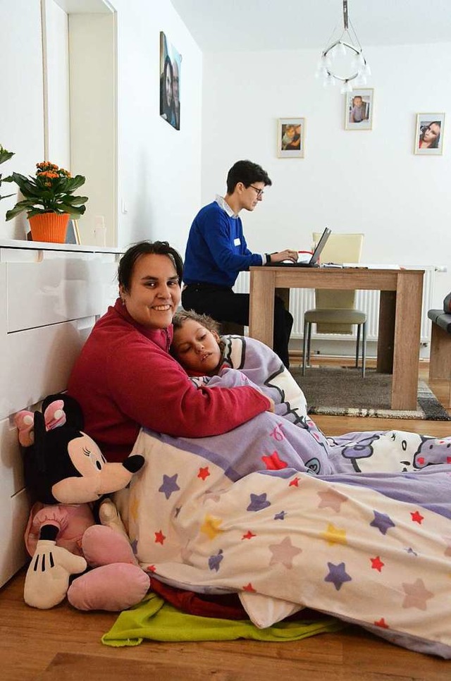 Ramona S. kuschelt mit ihrer Tochter Celine. Das Mdchen kam gesund zur Welt.  | Foto: Sina Gesell