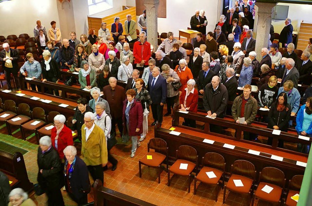 Die Gemeinde erhob sich beim Einzug der Jubelkonfirmanden in die Kirche  | Foto: Katharina Bchle