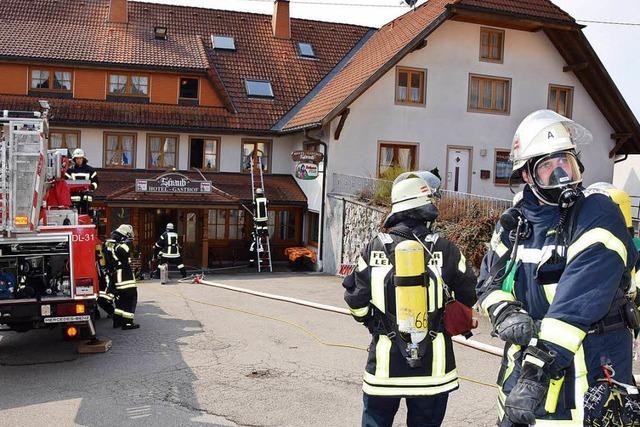 Feuerwehr lscht Zimmerbrand im Hotel Straub in Lenzkirch-Kappel