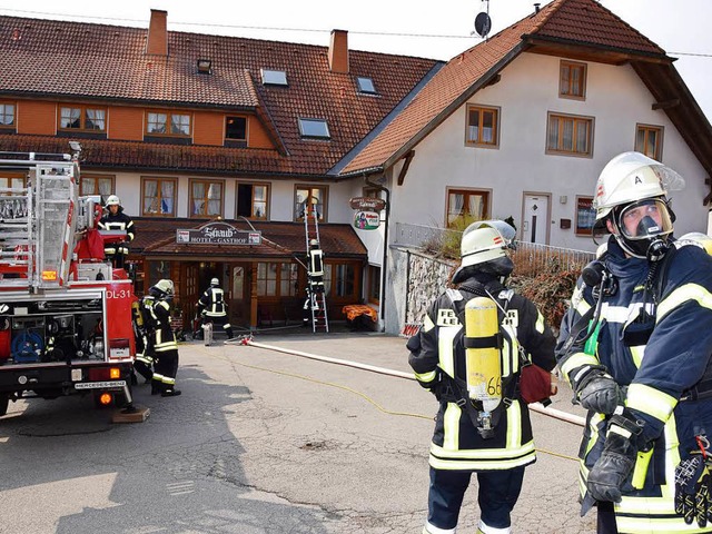 Ein Zimmerbrand im Hotel Straub in Kap...nzkirch und Titisee-Neustadt lschen.   | Foto: Kamera 24