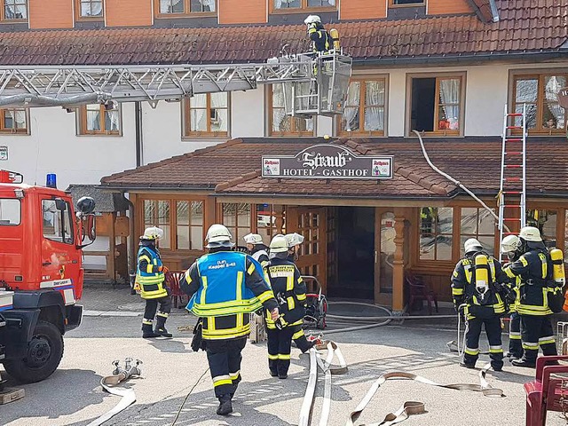 Feuerwehren lschen einen Zimmerbrand im Hotel Straub in Kappel.  | Foto: Kamera 24