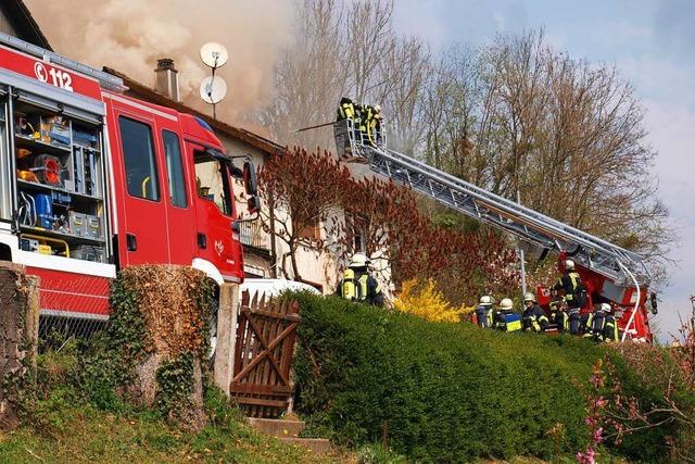 Dachstuhl in Flammen: Brand in Lrrach-Hauingen