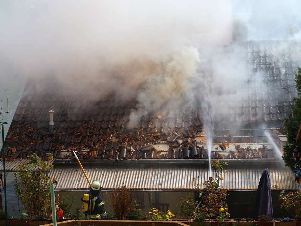 Dachstuhl in Flammen Brand in LörrachHauingen Lörrach Badische