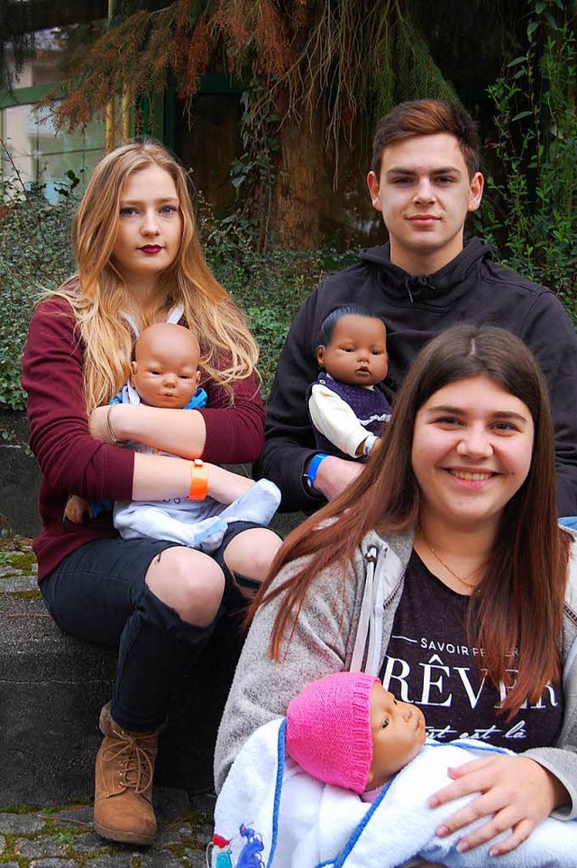 Lisa Kopp, Matteo Micillo (hinten) und...hler (vorne) mit ihren Babysimulatoren  | Foto: Hannah Fedricks Zelaya