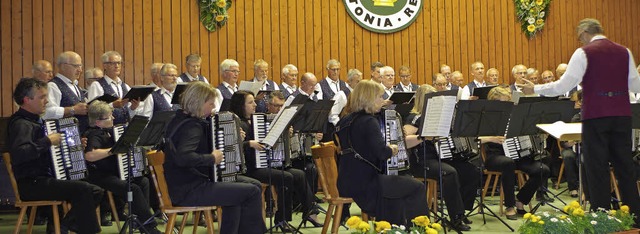 Musik und Gesang vereint: Die &#8222;D...mit dem Orchester des Akkordeon-Clubs.  | Foto: Katharina Bchle