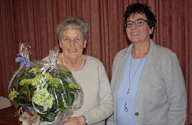 Hilda Albicker (links) erhielt fr 25-...Christiane Gntert Blumen berreicht.   | Foto: Dorothe Kuhlmann