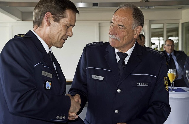 In den Ruhestand verabschiedet wurde d...den Polizeidirektor Fingerlin (links).  | Foto: V. Mnch