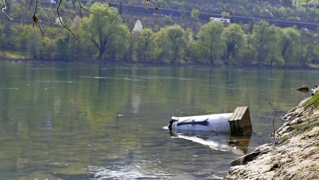 Mitsamt dem Fundament wurde ein Mlleimer die Rheinbschung hinuntergeworfen.   | Foto: Manuel Fritsch