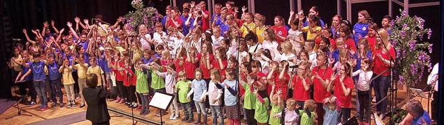 Tolles Abschlussbild: 130 Kinder und J... auf der Bhne der Wehrer Stadthalle.   | Foto: JRN KERCKHOFF