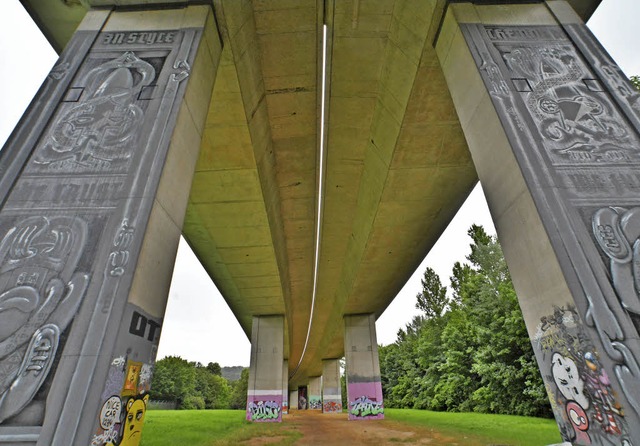 Ob der Bereich unter der Autobahnbrck...t, darber ist man in Lrrach uneins.   | Foto: Ruda