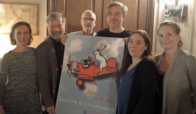 Der Vereinsvorstand  mit dem Plakatmot...ucht, Nicole White, Anne-Julia Htti.   | Foto: Hubert Matt-Willmatt