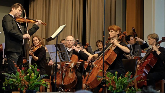 In Doppelfunktion als Dirigent und Vio...nischen Orchesters Riehen zu erleben.   | Foto: Roswitha Frey