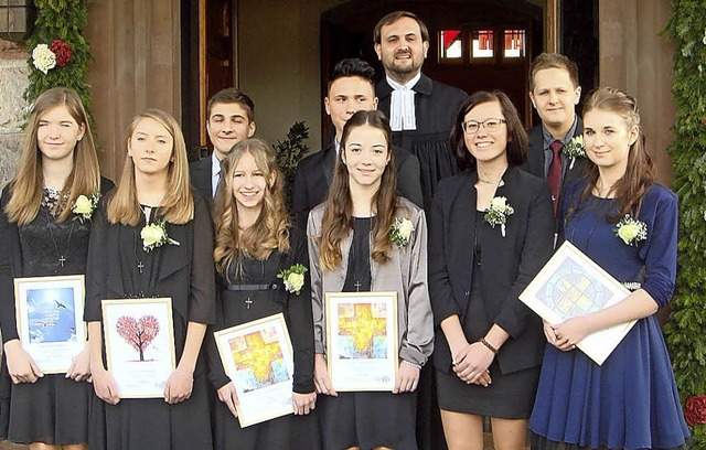 Neun junge Christen feierten am Sinnta...Hofener Kirche bei Pfarrer Heuberger.   | Foto: ZVG