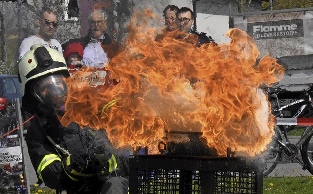 Die Feuerwehr zeigte, wie gefhrlich ein Fettbrand ist.  | Foto: Jonas Hirt