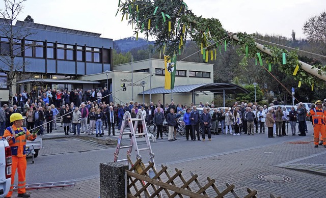 Hoch damit! Bauhofmitarbeiter stellen den Brgermeisterbaum auf.   | Foto: Julius Steckmeister