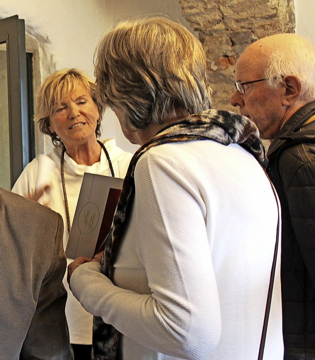 Monika Baltes (links) im  Gesprch mit Besuchern.  | Foto: Erich Krieger