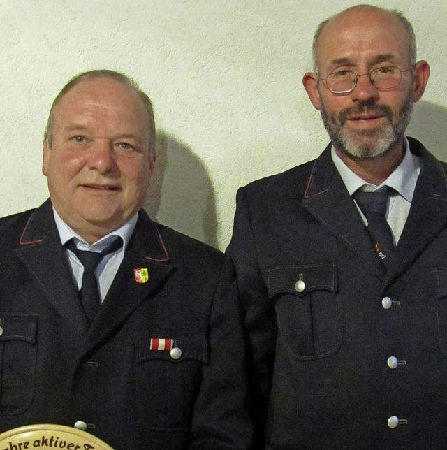 Fr 40 Jahre  Feuerwehrdienst ehrte Ab...ittmatter (rechts)  Herbert Zumkeller.  | Foto: Feuerwehr