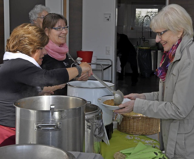 Annette Schmidt und Beate Tasse (von l...nsonntag eine der vier heien Suppen.   | Foto: Stefan Pichler