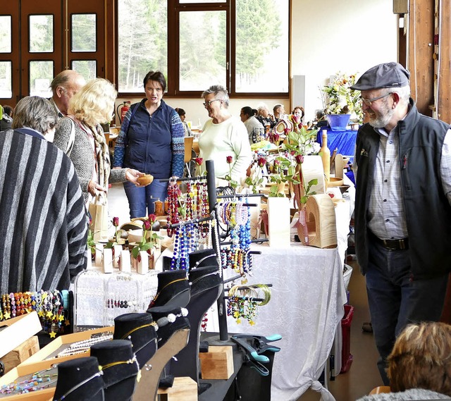 Osterdekoration und viele andere schn...ndfrauen in der Albtalhalle zu kaufen.  | Foto: Sebastian Barthmes