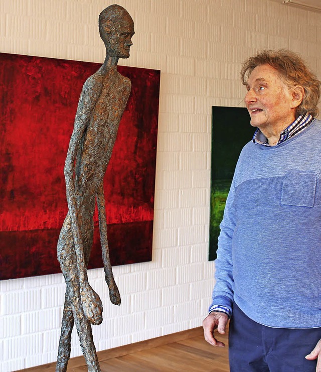 Fred Wolf hlt Zwiesprache mit seiner ... Giacometti nachempfundenen Skulptur.   | Foto: Erich Krieger