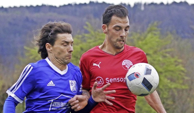 Bollwerk geknackt: Tolga Kumral (Murg,... gegen Francesco Melina (FC Hochrhein)  | Foto: Konzok