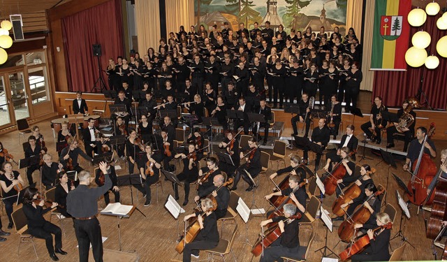 Das Sinfonieorchester TriRhenum aus Ba...hsvollen Konzert im Kurhaus Wehratal.   | Foto: Andreas Bhm