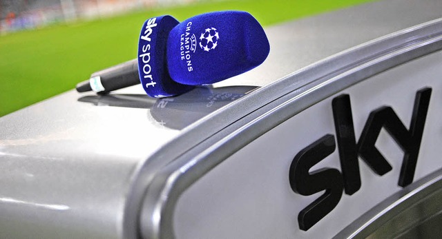 Die Uefa bietet mehr Anstozeiten und ...afr sollen die Medien mehr ausgeben.   | Foto: dpa