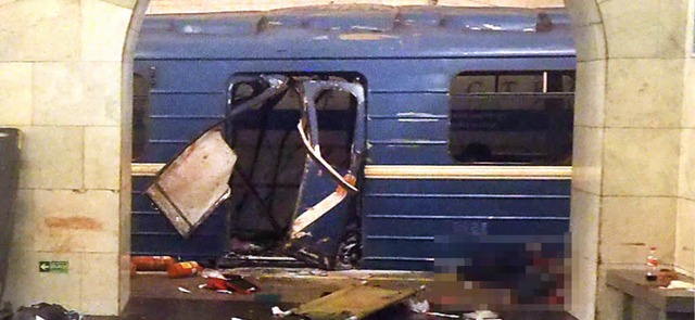 Die Folgen der Detonation sind deutlic...tort in der Metro von St. Petersburg.   | Foto: AFP