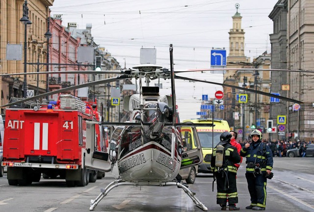 Rettungskrfte und ein Hubschrauber st... dem Anschlag  am  Moskowski Prospekt.  | Foto: dpa