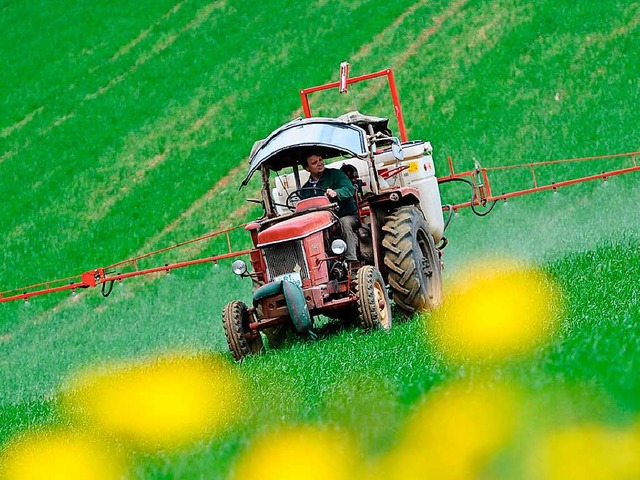 Ein Traktorfahrer ist verstorben, nach...g am Hang abgestrzt war. (Symbolfoto)  | Foto: dpa