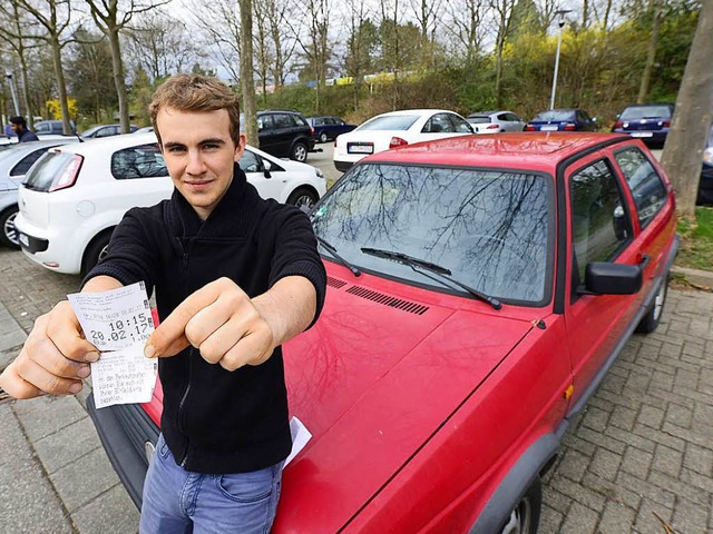 Konstantinos Dratsas mit seinem Parkschein.  | Foto: Ingo Schneider