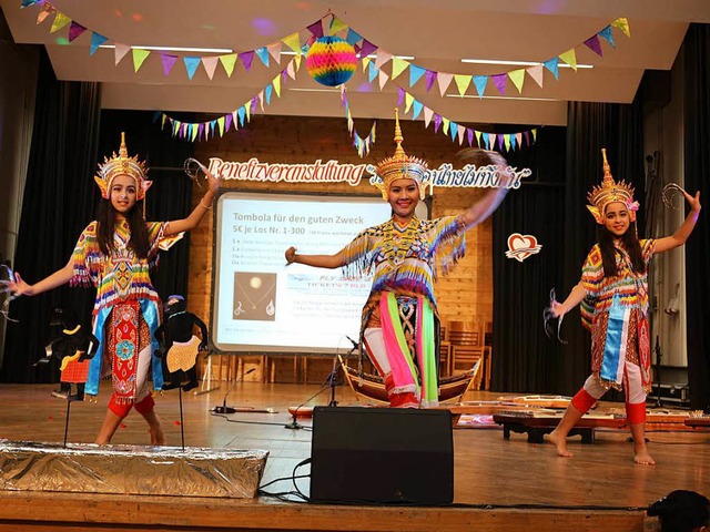 Tnze und Musik aus Thailand wurden de...n in der Festhalle in Kollnau geboten.  | Foto: Karin Hei