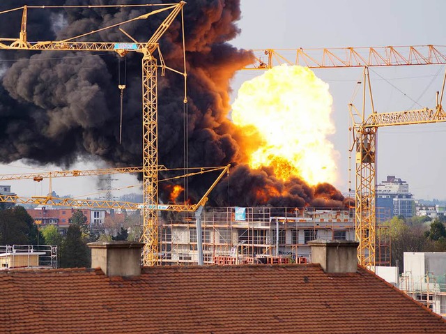 Beim Brand sind drei Gasflaschen explodiert.  | Foto: Valerie Abrams