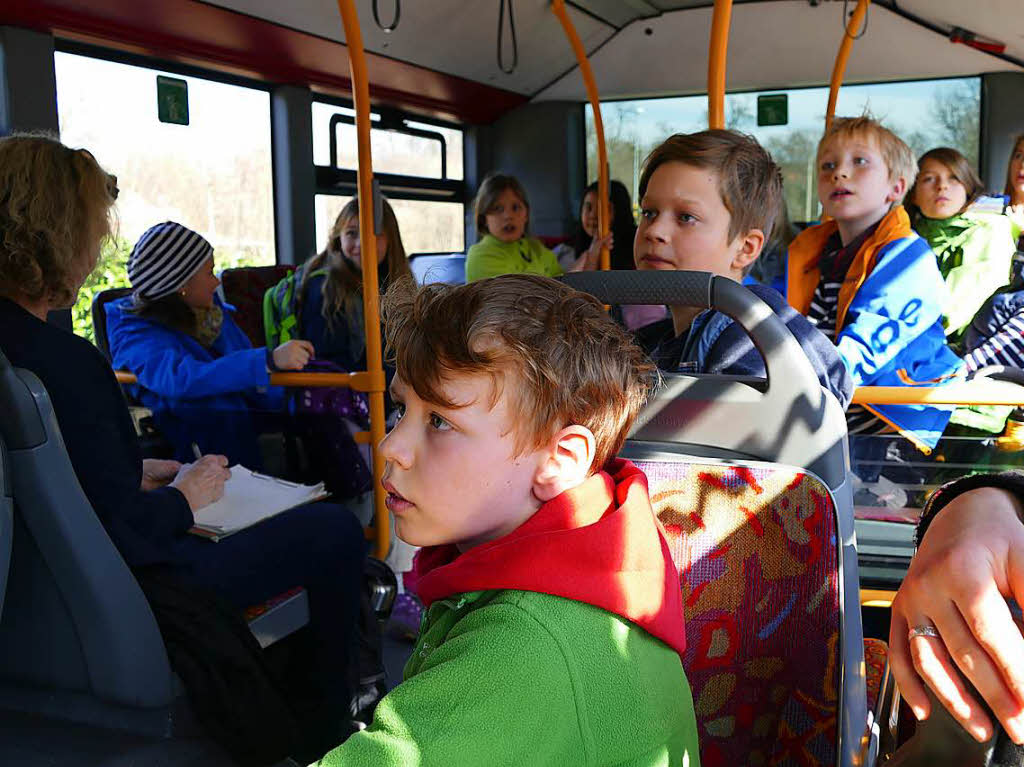 Matthias Wlke erklrt den Kindern Regeln frs Busfahren, zum Beispiel warum whrend der Fahrt nicht gegessen werden darf.