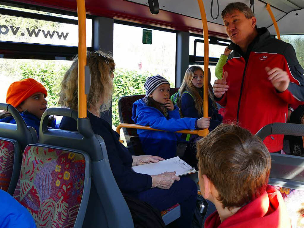 Matthias Wlke erklrt den Kindern Regeln frs Busfahren, zum Beispiel warum whrend der Fahrt nicht gegessen werden darf.