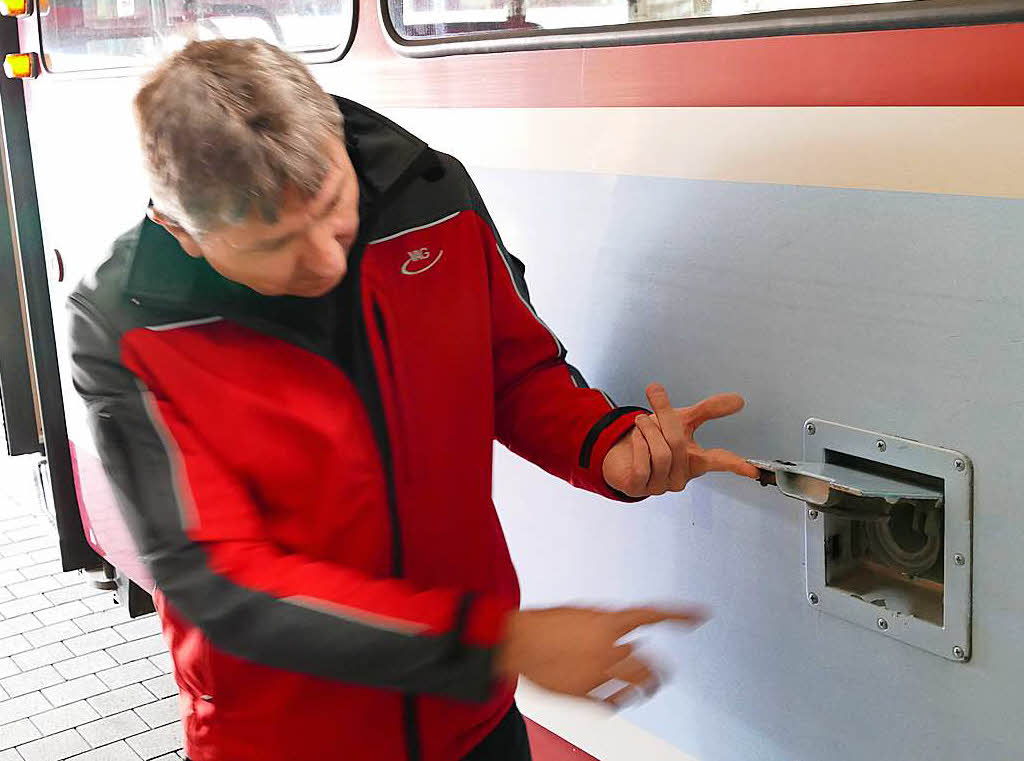 Matthias Wlke zeigt den Sandtank. Den Sand bentigt die Straenbahn zum Bremsen.