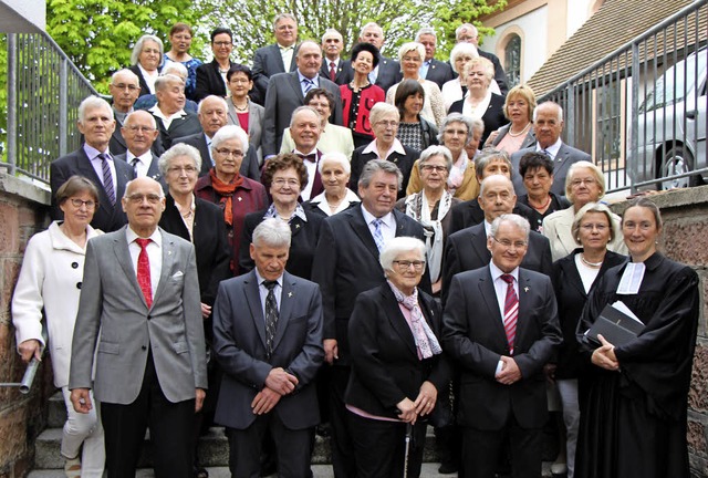 Die Jubelkonfirmanden aus Knigschaffh...im mit Pfarrerin Julia Mack (rechts).   | Foto: Hassler