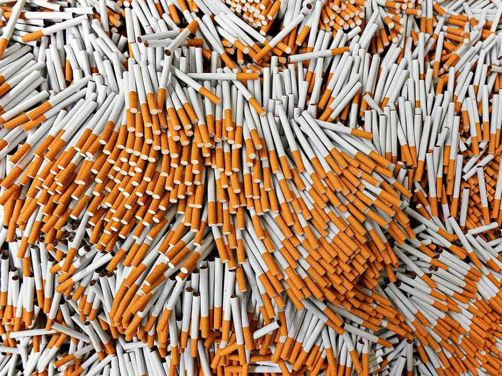 Zunahmen gab es auch beim Zigarettenschmuggel. Die Zahl der beschlagnahmten illegalen Zigaretten stieg von 75 Millionen 2015 auf 120 Millionen und lag damit wieder auf dem Wert von 2014.