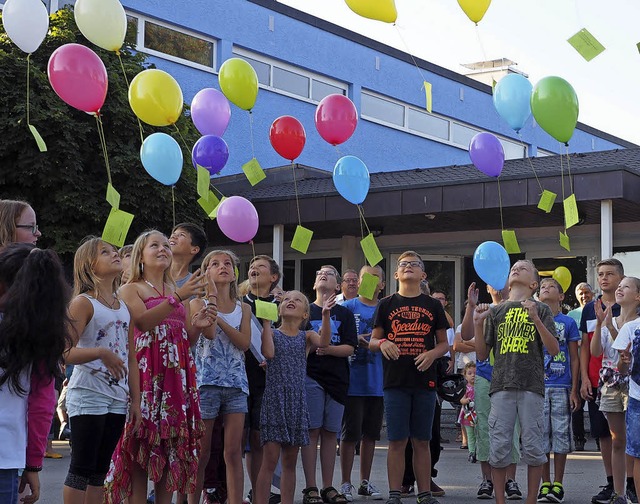 Mit bunten Luftballons hatten die Fnf...ereinbarung der Schultrger besiegelt.  | Foto: ARCHIVFOTO: Gilg