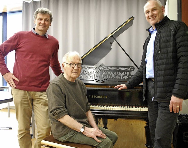 Musiklehrer Stephan Malluschke (links)...ybinsky gespendeten Bechstein-Flgel.   | Foto: Thomas Loisl Mink