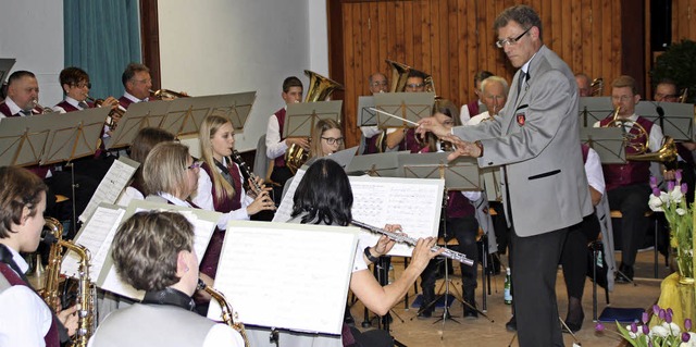 Dirigent Ehrfried Bumle ist fr 40 Jahre Mitgliedschaft geehrt worden.   | Foto: Gerd Leutenecker