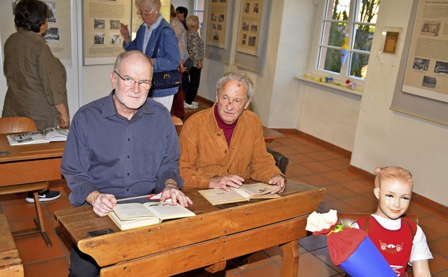 Auch Martin Kiss (links) und Lothar Ne...sich brigens  gerne  ihre Schulzeit.   | Foto: Hans-Jochen Voigt