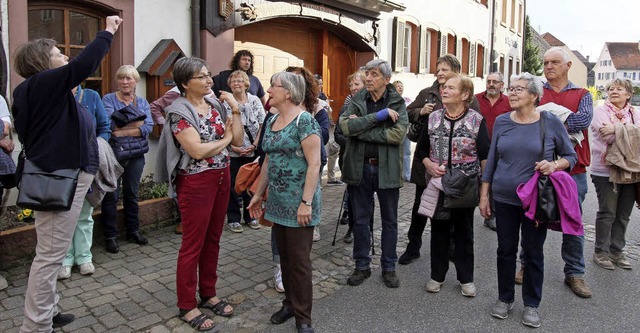 Auf dem Weg zur Bischoffinger Kirche  ...vermietern einige Sehenswrdigkeiten.   | Foto: Herbert Trogus