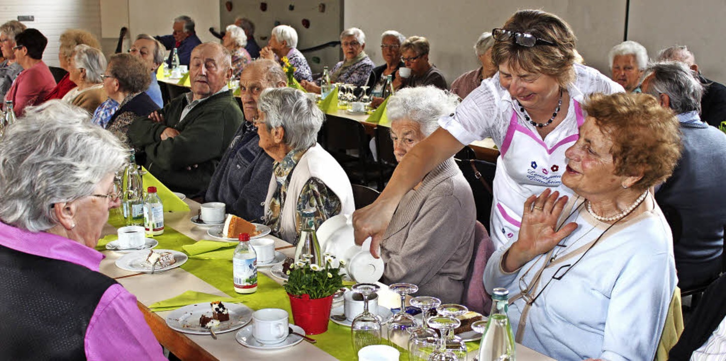 Plaudern bei Kaffee und Kuchen in der Gottenheimer Turnhalle   | Foto: Mario Schneberg