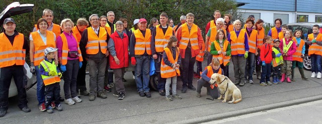 In groer Runde sammelten Freiwillige ...1; bei einer Aktion des Brgerforums.   | Foto: Privat