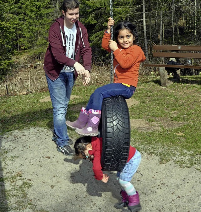 Lukas Metzger beim Schaukeln mit Kindern der Hchenschwander Asylbewerber.  | Foto: Stefan Pichler