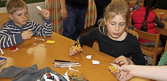 Viel Spa hatten die Kinder im Eimeldi.... So entstand  ein Ei zum Aufklappen.   | Foto: Bcherwurm