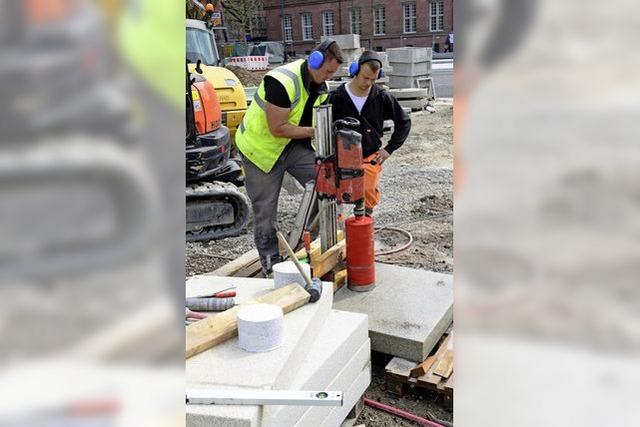 Auf dem Platz der alten Synagoge werden schon die Granitplatten verlegt