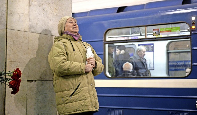 Eine Frau gedenkt am Dienstag der Ansc... einer St. Petersburger Metrostation.   | Foto: dpa